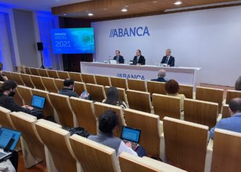 Abanca defiende su “servicio” de atención bancaria a las personas mayores
