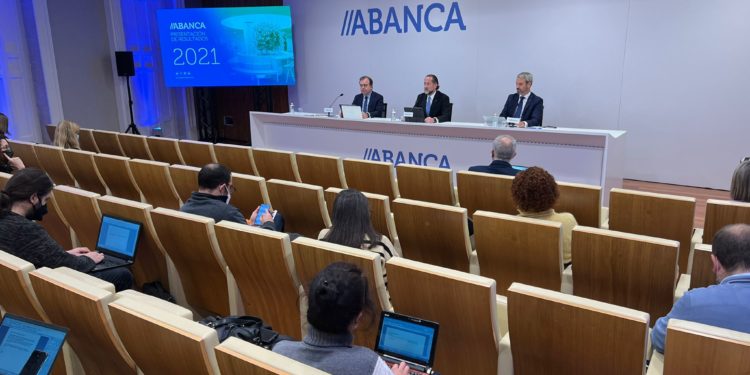 Abanca defiende su “servicio” de atención bancaria a las personas mayores