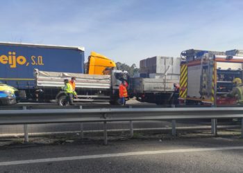 Una persona excarcelada en la A-55 tras una colisión entre tres vehículos