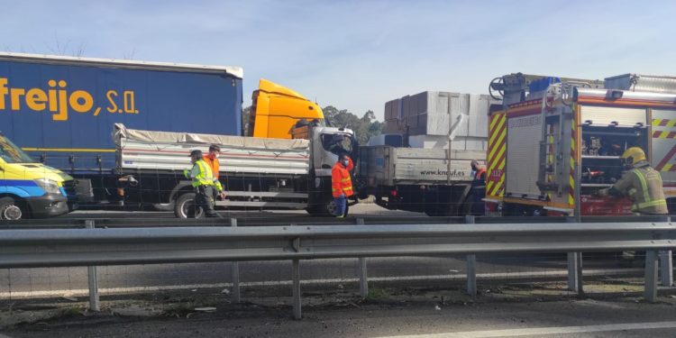 Una persona excarcelada en la A-55 tras una colisión entre tres vehículos