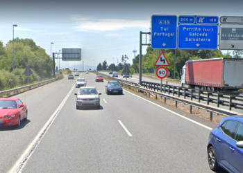 Trasladan al Cunqueiro en estado grave a un motorista que chocó con un coche en la A-55