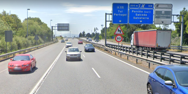 Trasladan al Cunqueiro en estado grave a un motorista que chocó con un coche en la A-55