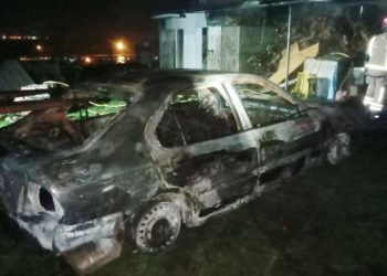 Arde un cobertizo en Redondela y un vehículo resulta calcinado