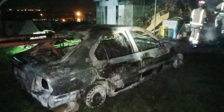 Arde un cobertizo en Redondela y un vehículo resulta calcinado
