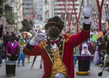 El color y el ambiente de las comparsas de Carnaval abarrotan las calles de Vigo