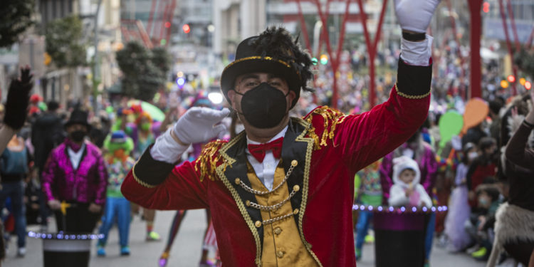 El color y el ambiente de las comparsas de Carnaval abarrotan las calles de Vigo