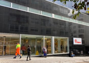 Hospitalizada una sexagenaria en Vigo víctima de un incendio en su vivienda