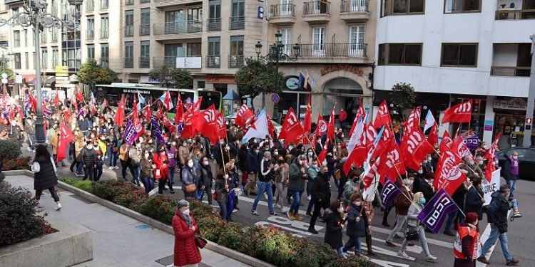 Trabajadoras del sector conservero reclaman en Vigo un convenio digno: «Quieren barra libre»