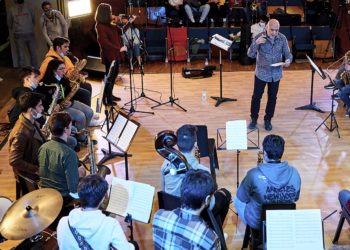 Mayeusis y Joan Chamorro oficializan en Vigo la primera ‘big band’ infantil gallega