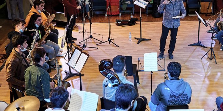 Mayeusis y Joan Chamorro oficializan en Vigo la primera ‘big band’ infantil gallega