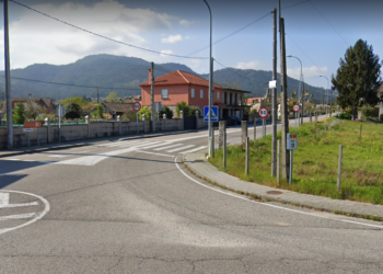 Herido un conductor tras caerle un árbol encima del coche en Tui