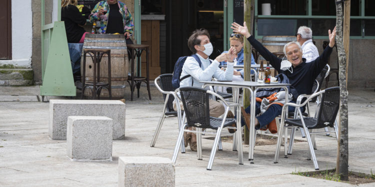 Fuera las mascarillas en los exteriores: ¿dónde es obligatorio llevarlas según el BOE?