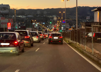 Colapso en la Avenida de Madrid de Vigo por un accidente de tráfico