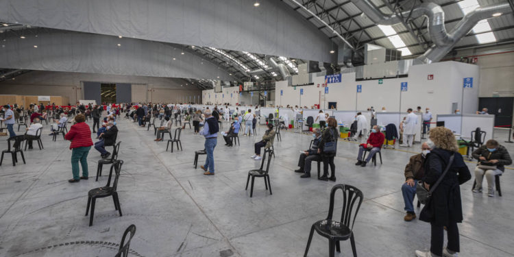 Galicia habilita la autocita y anticipa la dosis de refuerzo a quienes hayan contraído la Covid-19