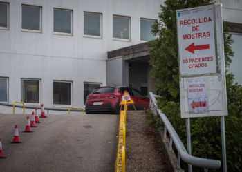 Los hospitales de Vigo vacían las UCI para Covid-19 pero sufren dos muertes y los casos siguen subiendo