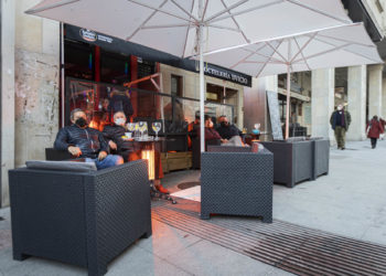 Galicia mantiene las limitaciones por mesa en la hostelería y el ‘certificado covid’ en hospitales y residencias