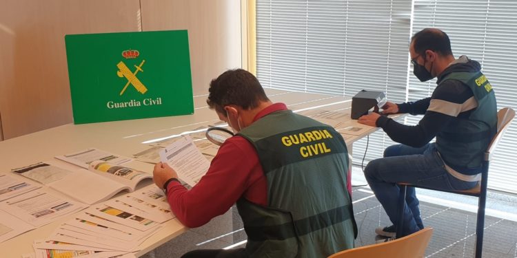 La Guardia Civil investiga penalmente a un matrimonio de Vigo por el timo de las rotondas