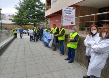 Protesta de xubilados e pensionistas ante o centro de saúde de Coia
