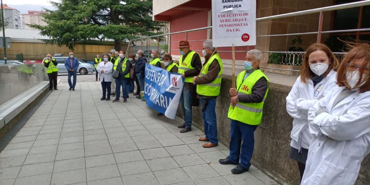 Protesta de xubilados e pensionistas ante o centro de saúde de Coia