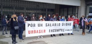 Miembros de la plantilla de Urbaser protestaron este lunes frente al Concello de Vigo.
