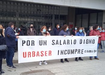 Miembros de la plantilla de Urbaser protestaron este lunes frente al Concello de Vigo.