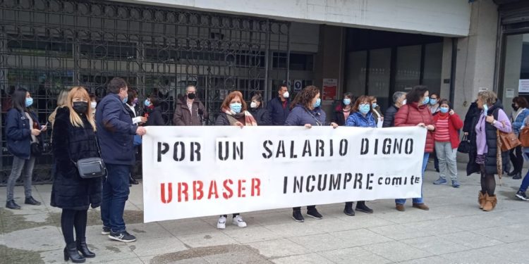 Miembros de la plantilla de Urbaser protestaron este lunes frente al Concello de Vigo.