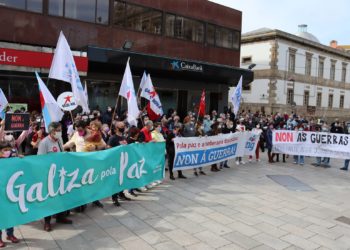 Centenares de personas se manifiestan en contra de la guerra
