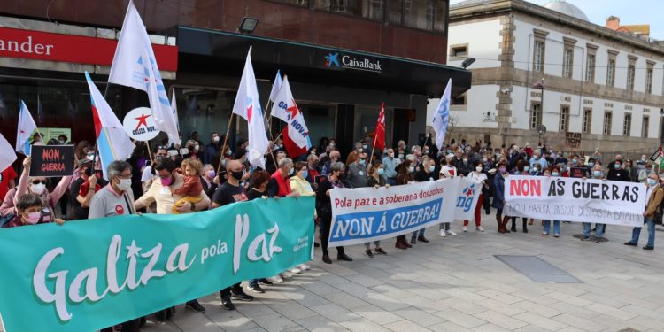 Centenares de personas se manifiestan en contra de la guerra