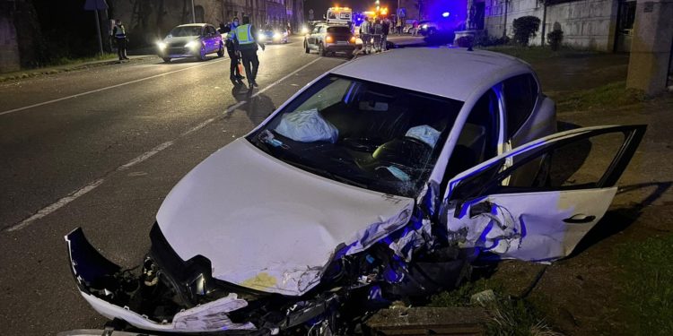 Cuatro heridos, entre ellos dos menores de edad, en un aparatoso accidente de tráfico en Ponteareas