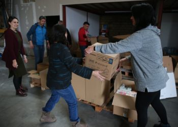 Trabajadores de Mensatui organizan la mercancía