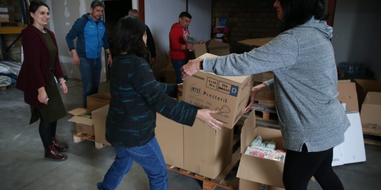 Trabajadores de Mensatui organizan la mercancía