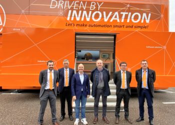 Autoridades delante del camión tecnológico en el PTL de Valadares.