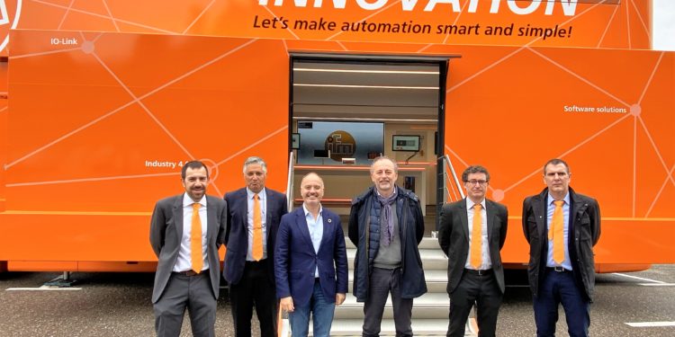 Autoridades delante del camión tecnológico en el PTL de Valadares.