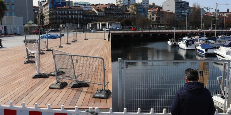 Así se ha recuperado el muelle hundido en O Marisquiño como nuevo paseo de Vigo