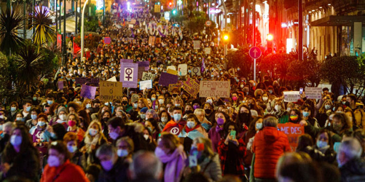 El 8M reúne a todas las voces del feminismo en Vigo en una marcha inédita en su historia