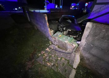 Un vehículo en el que viajaban tres menores «aterriza» en el patio de una vivienda de Vigo