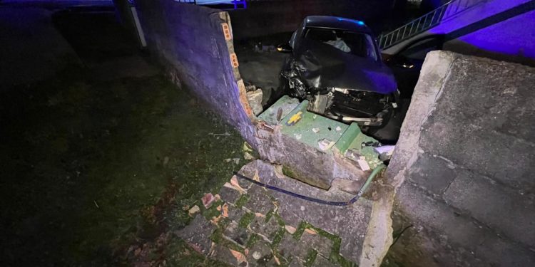 Un vehículo en el que viajaban tres menores «aterriza» en el patio de una vivienda de Vigo