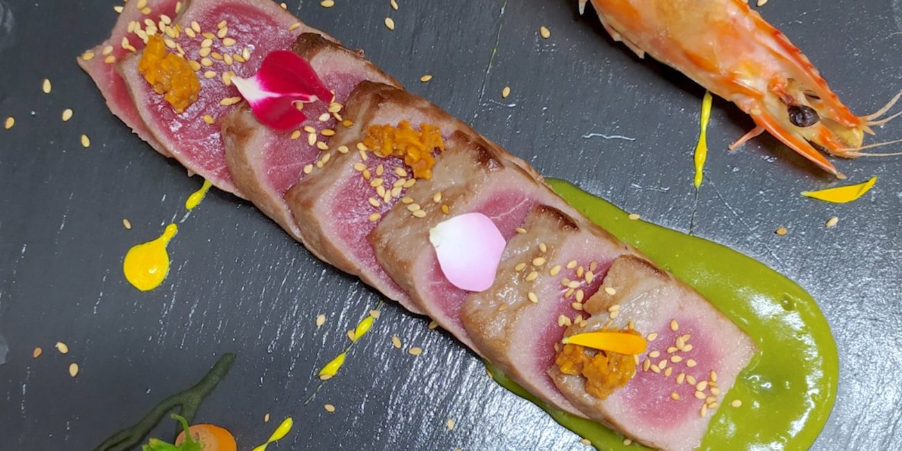 Tataki de atún, mahonesa de algas y langostino marinado
