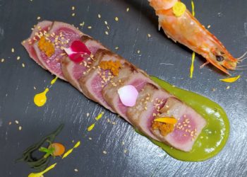 Tataki de atún, mahonesa de algas y langostino marinado