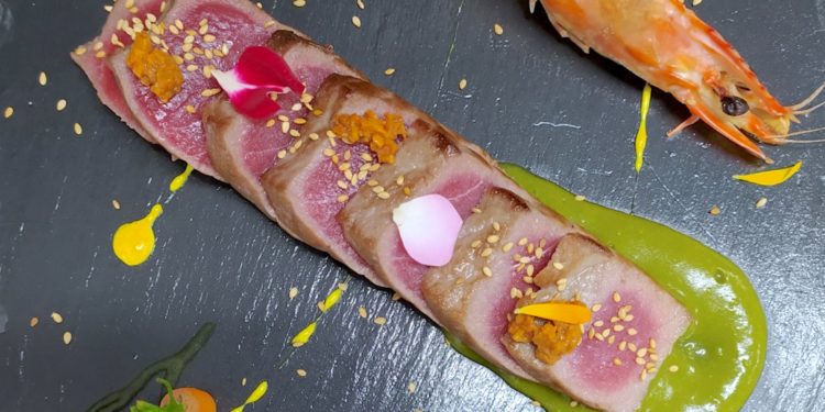 Tataki de atún, mahonesa de algas y langostino marinado