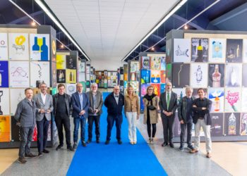 Vigo vuelve a reunir el mejor cartelismo: abre la exposición gratuita del premio Francisco Mantecón