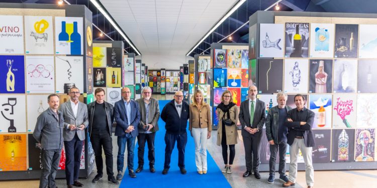 Vigo vuelve a reunir el mejor cartelismo: abre la exposición gratuita del premio Francisco Mantecón