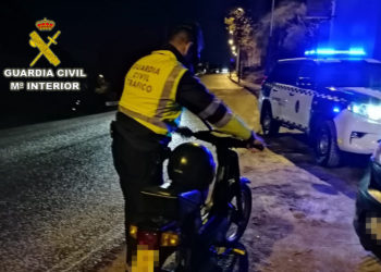 Un delito y 2.500 euros en multas para el conductor de un ciclomotor en Mos