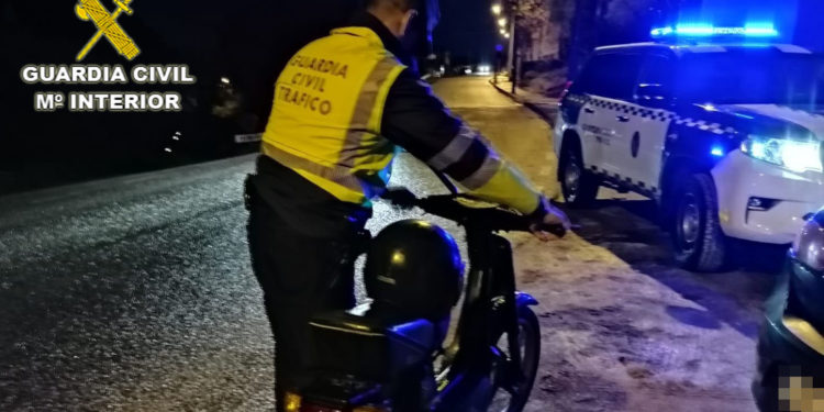 Un delito y 2.500 euros en multas para el conductor de un ciclomotor en Mos