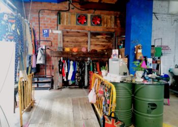 Peluquería de diseño con mercadillo y showroom de ropa única hecha a mano en el centro de Vigo