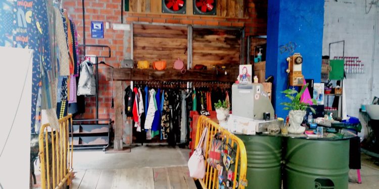 Peluquería de diseño con mercadillo y showroom de ropa única hecha a mano en el centro de Vigo