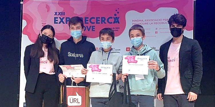 Tres alumnos vigueses, premiados en Barcelona por un invento para personas con limitaciones visuales