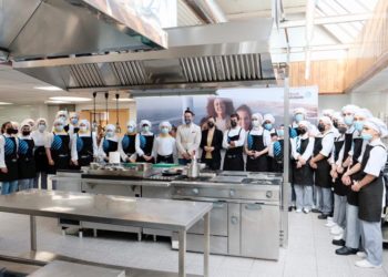 El chef Héctor López prepara un ‘menú Galicia Calidade’ al alumnado del Manuel Antonio