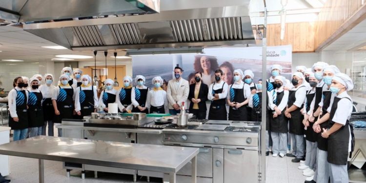 El chef Héctor López prepara un ‘menú Galicia Calidade’ al alumnado del Manuel Antonio