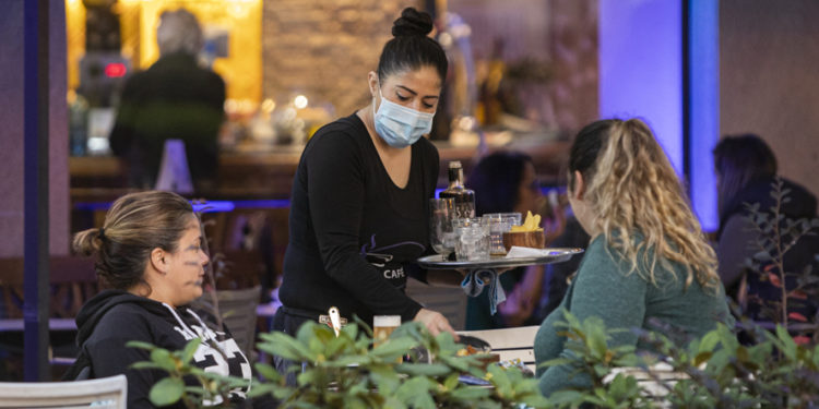 El área sanitaria de Vigo prolonga su mejoría: nuevas caídas de la incidencia y los enfermos con Covid-19